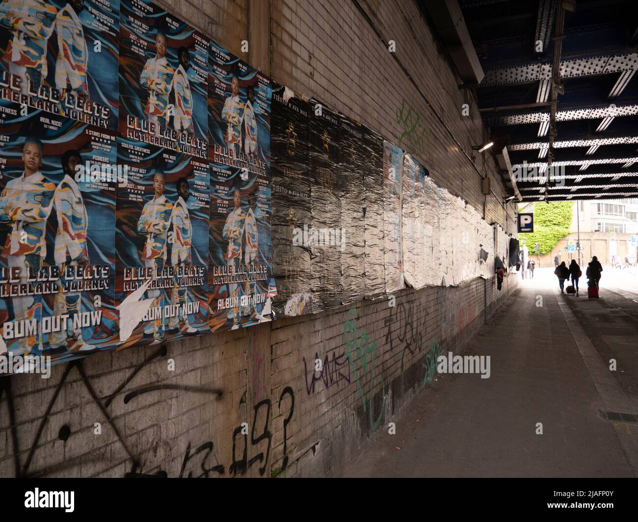 Volo illegale Posting Londra. Tunnel nel centro di Londra coperto da poster volanti Foto Stock