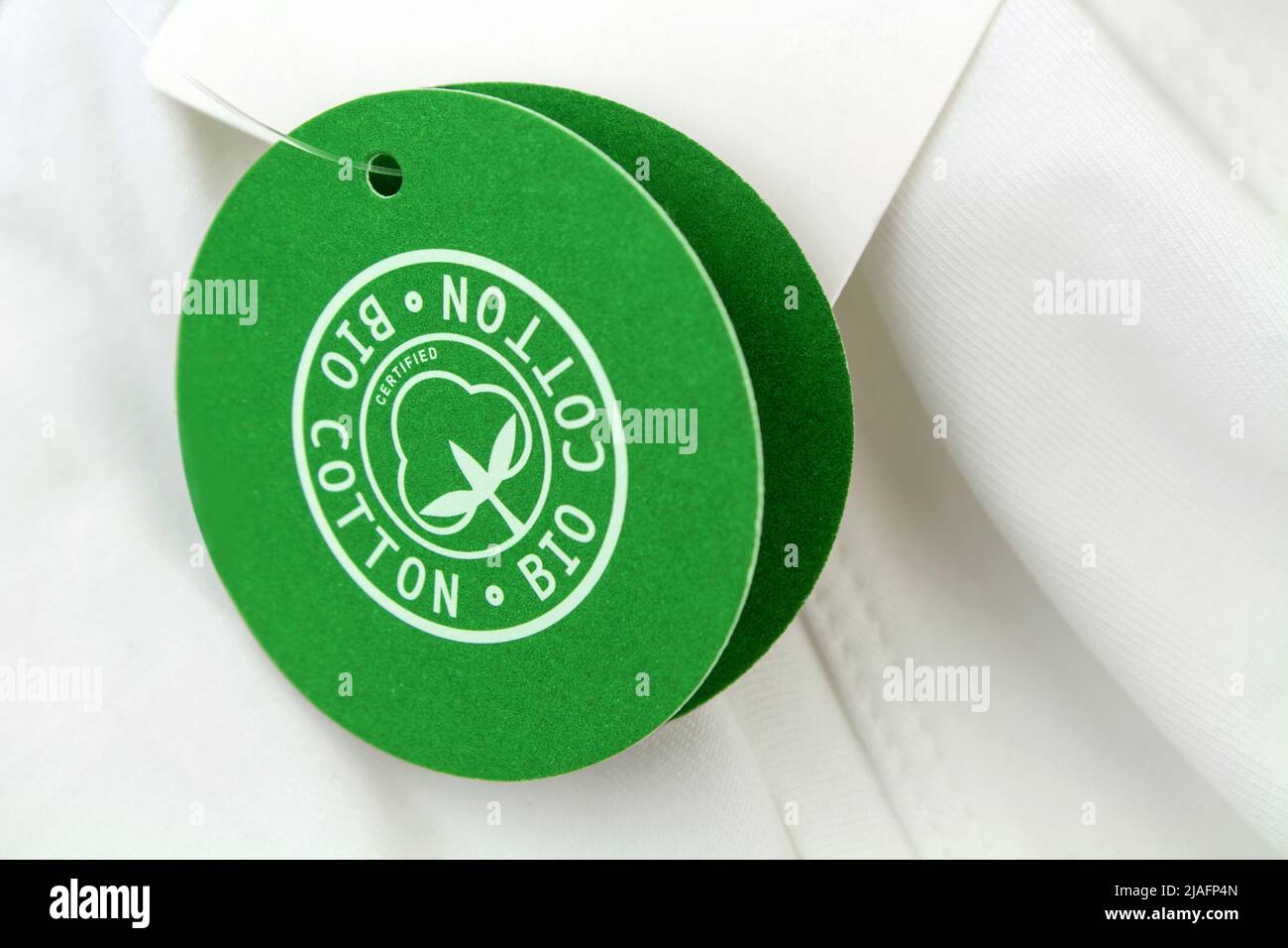 Amburgo, Germania - Maggio 20 2022: Primo piano dell'etichetta Bio Cotton di moda e verde Foto Stock