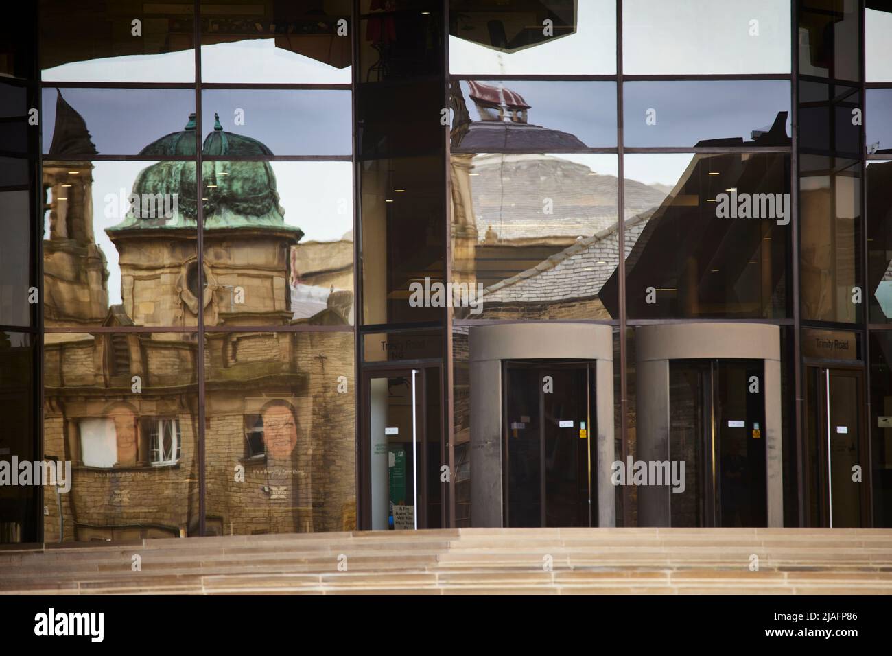 Halifax West Yorkshire, centro città Lloyds Banking Group - Halifax Head Office Reflection Foto Stock