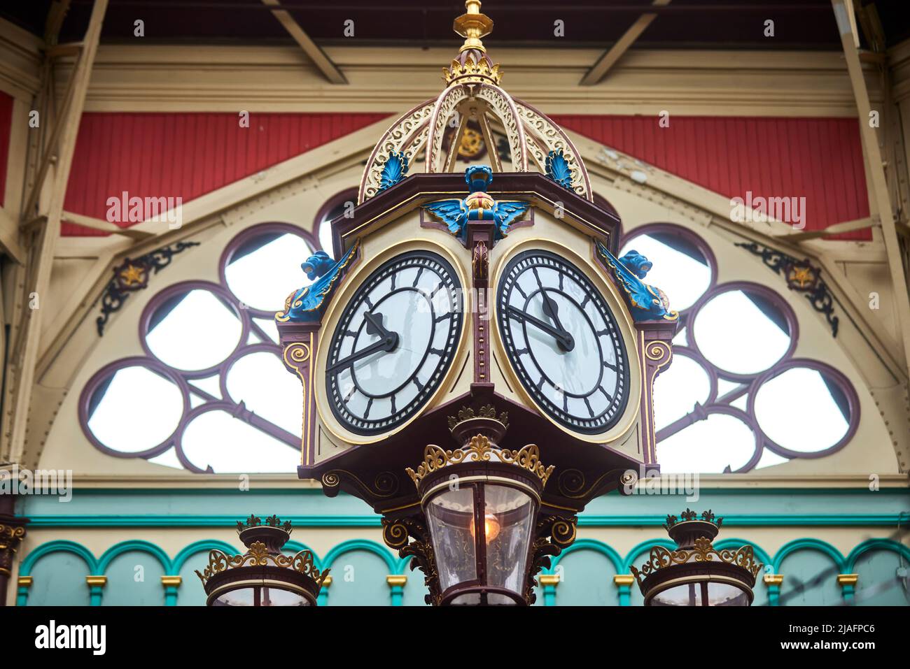 Halifax West Yorkshire, centro città mercato interno orologio Foto Stock