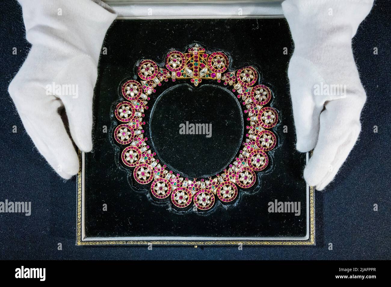 Londra, Regno Unito. 30th maggio 2022. Una raffinata collana d'oro gemma-set India del Sud, 19th Century, est £30.000 - £40.000 - un'anteprima di Bonhams 'India in vendita d'arte in New Bond Street. La vendita si svolge il 7th giugno 2022. Credit: Guy Bell/Alamy Live News Foto Stock Londra, Regno Unito. 30th maggio 2022. Una raffinata collana d'oro gemma-set India del Sud, 19th Century, est £30.000 - £40.000 - un'anteprima di Bonhams 'India in vendita d'arte in New Bond Street. La vendita si svolge il 7th giugno 2022. Credit: Guy Bell/Alamy Live News Foto Stock