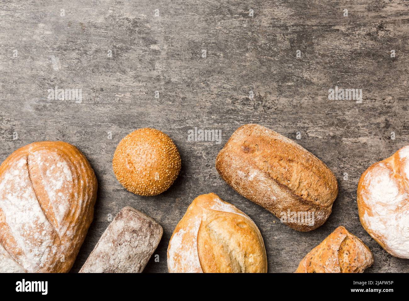 Pane naturale fatto in casa. Diversi tipi di pane fresco come