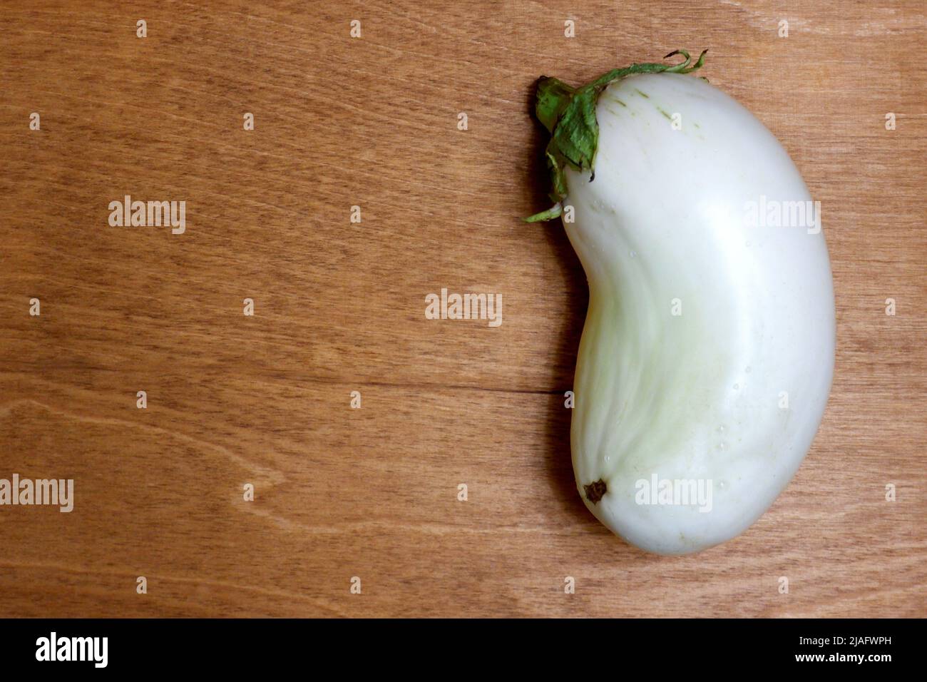 Melanzana bianca su tavola di legno Foto Stock