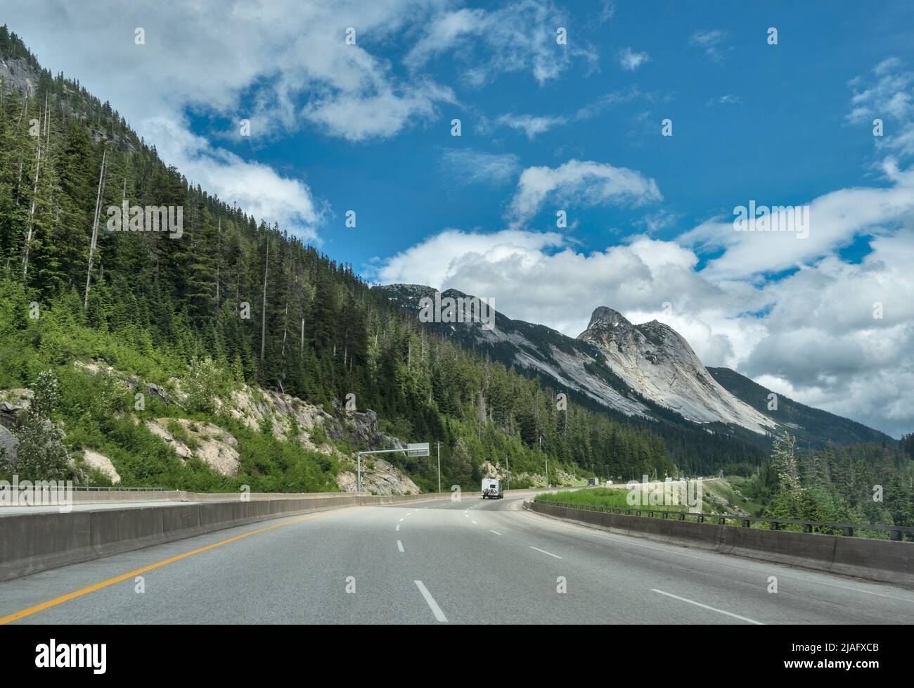 Curva lenta sull'autostrada di Coquihalla con vista sulle montagne rocciose Foto Stock