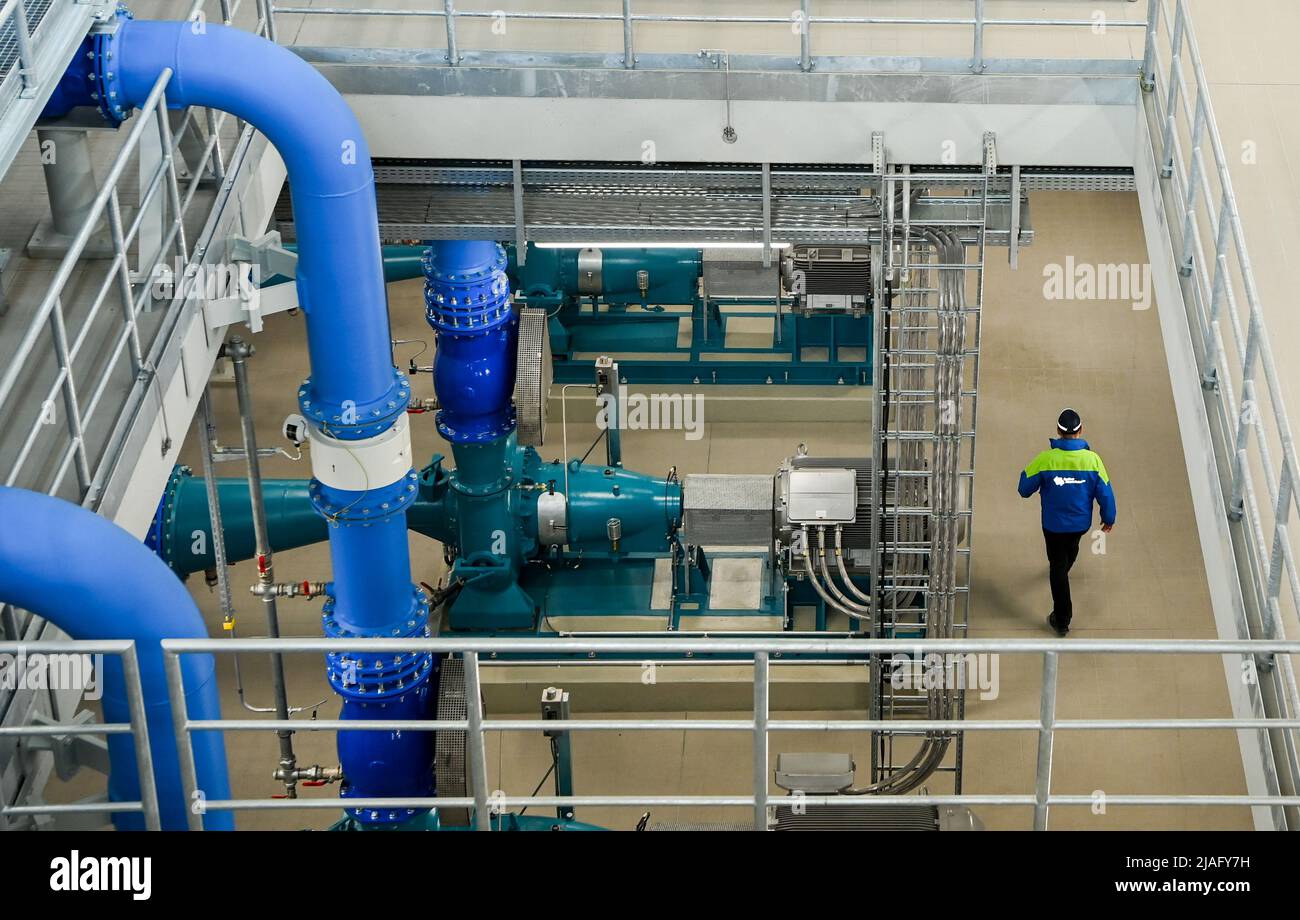 Berlino, Germania. 30th maggio 2022. Le pompe per acque reflue si trovano a livello di macchine nel nuovo edificio della stazione di pompaggio delle acque reflue di Charlottenburg, Berliner Wasserbetriebe, a Sophie-Charlottenne-Strasse. Il vecchio impianto viene sostituito dopo quasi 132 anni e numerose ricostruzioni. Credit: Jens Kalaene/dpa/ZB/dpa/Alamy Live News Foto Stock