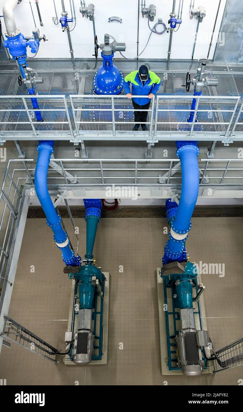 Berlino, Germania. 30th maggio 2022. Le pompe per acque reflue si trovano a livello di macchine nel nuovo edificio della stazione di pompaggio delle acque reflue di Charlottenburg, Berliner Wasserbetriebe, a Sophie-Charlottenne-Strasse. Il vecchio impianto viene sostituito dopo quasi 132 anni e numerose ricostruzioni. Credit: Jens Kalaene/dpa/ZB/dpa/Alamy Live News Foto Stock