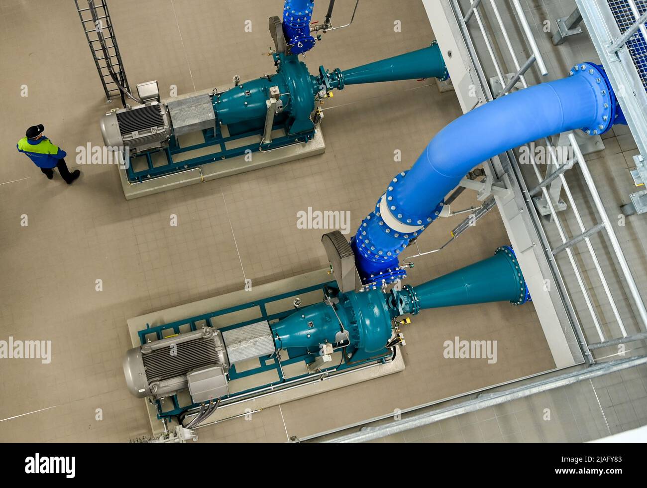 Berlino, Germania. 30th maggio 2022. Le pompe per acque reflue si trovano a livello di macchine nel nuovo edificio della stazione di pompaggio delle acque reflue di Charlottenburg, Berliner Wasserbetriebe, a Sophie-Charlottenne-Strasse. Il vecchio impianto viene sostituito dopo quasi 132 anni e numerose ricostruzioni. Credit: Jens Kalaene/dpa/ZB/dpa/Alamy Live News Foto Stock