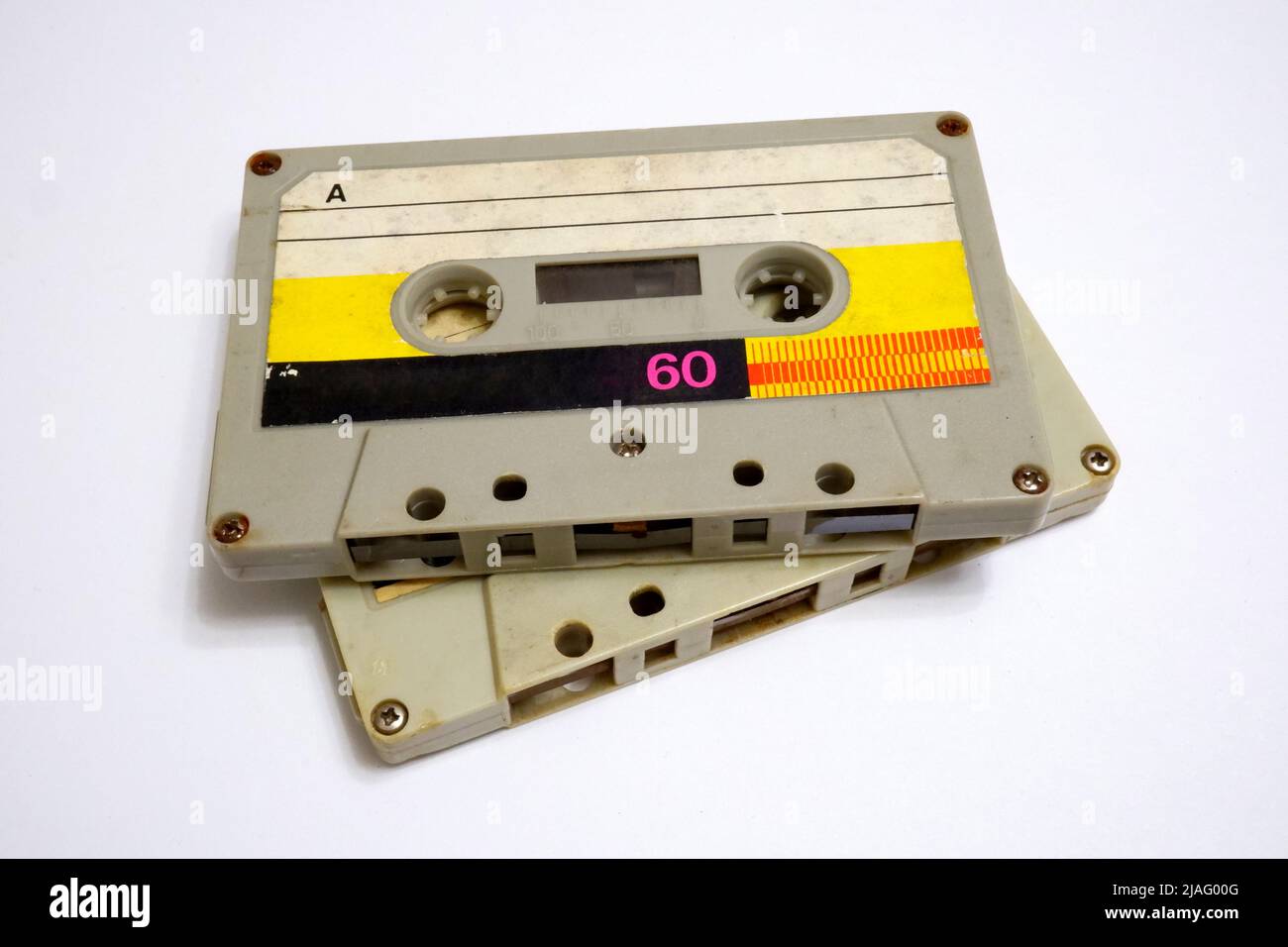 Due audiocassette su sfondo bianco. Vecchie cassette compatte Foto Stock