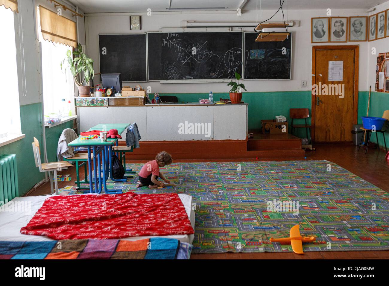 TIACHIV, UCRAINA - 28 MAGGIO 2022 - Una ragazza vive in un'aula di fisica insieme alla sua famiglia alla scuola secondaria di lingua ungherese Simon Hollosy in Foto Stock