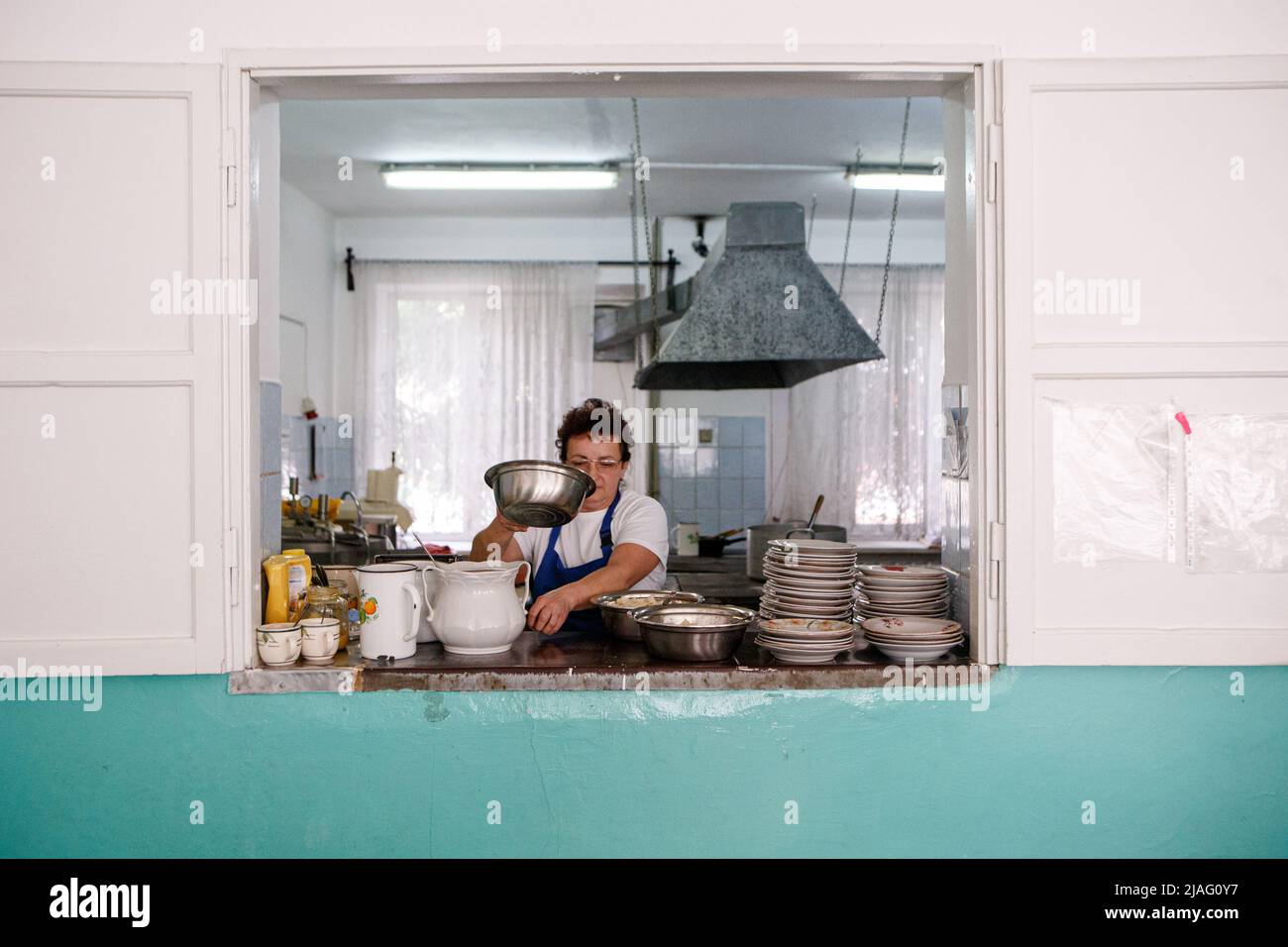 TIACHIV, UCRAINA - 28 MAGGIO 2022 - un cuoco lavora nella mensa di Tiachiv ungherese Language Boarding Lyceum housing Internally sfolled persons, Tiac Foto Stock