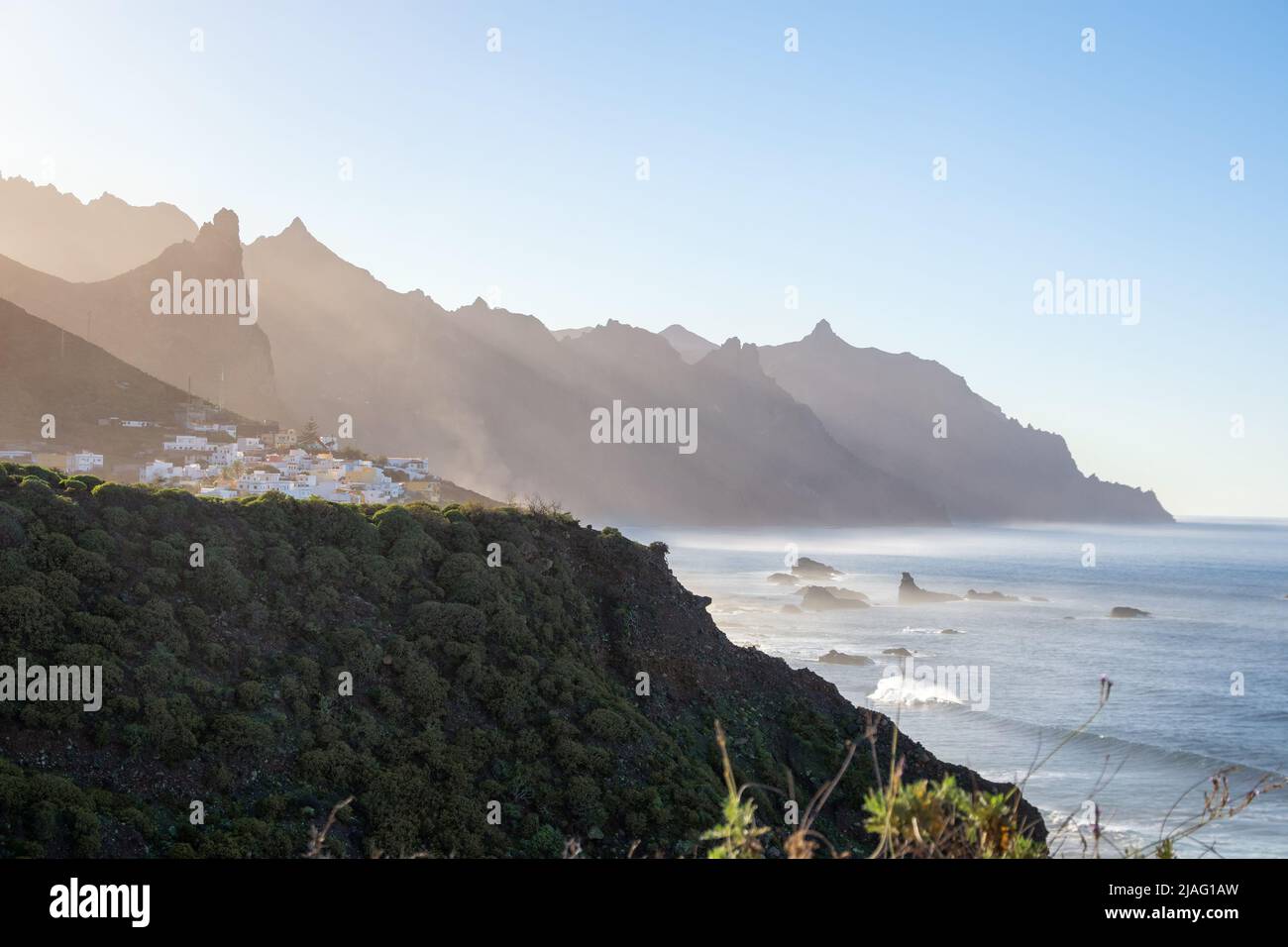 Vista mozzafiato della costa settentrionale di Tenerife da Anaga. Impressionante parete di montagna affilata sulla costa dell'Oceano Atlantico, Tenerife, Canarie. Foto Stock