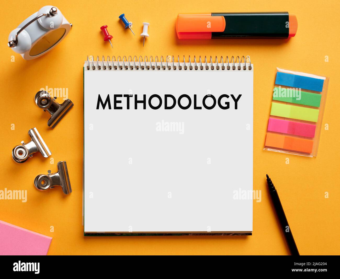 La parola metodologia scritta su un notebook sul desktop dell'ufficio aziendale. Sistema di metodi utilizzati in un concetto di studio o di attività. Foto Stock