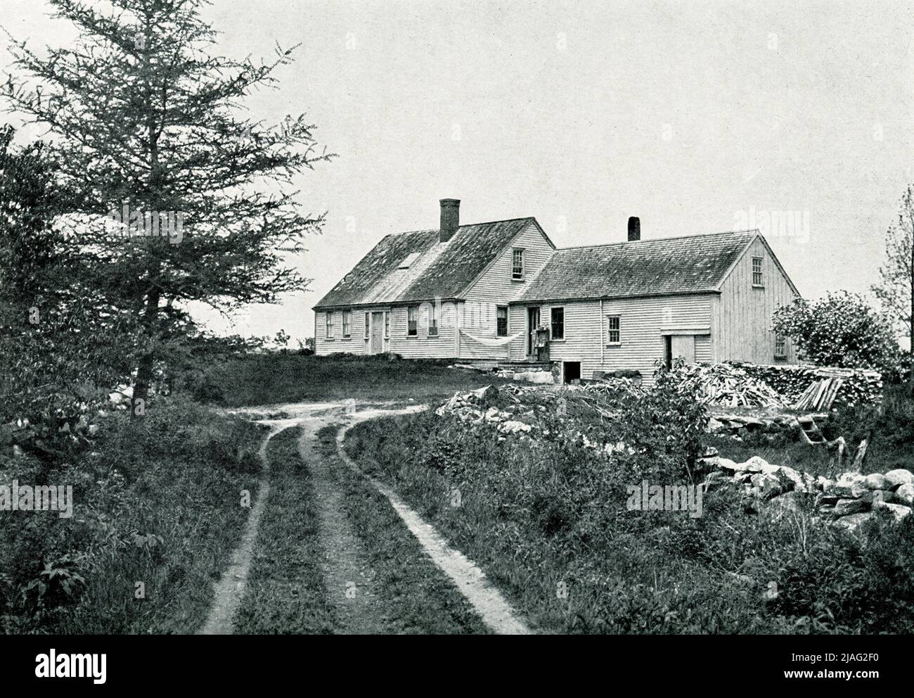 La didascalia del 1920 recita: “Rufus Sewall House in Edgecomb, Maine”. Rufus King Sewell (1814-1903) è stato un . La sua carriera si è evoluta fin dai suoi inizi come pastore presbiteriano in Vermont e Massachusetts, e successivamente come avvocato nel Maine, Massachusetts e Florida. Era anche un insegnante, ma uno storico e scrittore di viaggi per avocazione. La sua base permanente sembra essere stato Edgecomb, Maine, e successivamente Wiscassett, Maine. Foto Stock