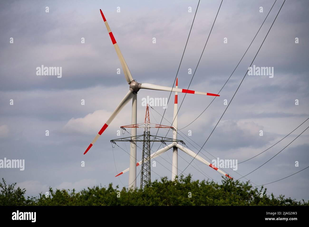 Garzweiler, Germania. 26th maggio 2022. Turbine eoliche e una linea ad alta tensione, miniera di lignite a cielo aperto Garzweiler, il 05/26/2022 Â Credit: dpa/Alamy Live News Foto Stock