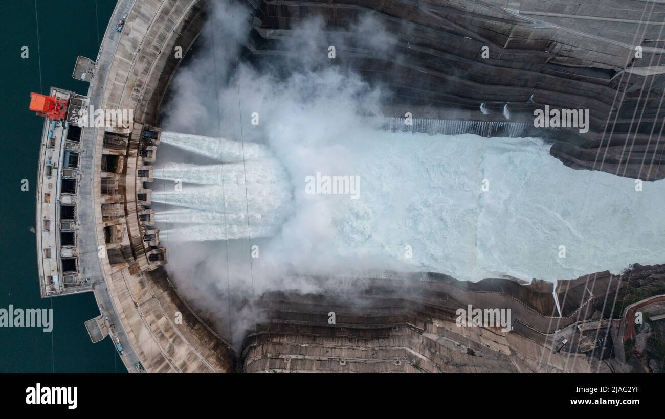 (220530) -- KUNMING, 30 maggio 2022 (Xinhua) -- Foto aerea scattata il 29 maggio 2022 mostra una vista della centrale idroelettrica di Baihetan nella provincia di Yunnan nella Cina sud-occidentale. Una nuova unità di generazione di energia elettrica nella centrale idroelettrica di Baihetan, nel sud-ovest della Cina, ha superato un'operazione di prova di 72 ore lunedì e ha iniziato un'operazione formale, secondo la centrale idroelettrica. Il funzionamento dell'unità n. 5 segna l'ottava unità di generazione di potenza che è stata operativa, su un totale di 16 unità costruite nel mega progetto. La stazione ha una capacità totale installata di 16 milioni di kilowatt. Il HYDR Baihetan Foto Stock