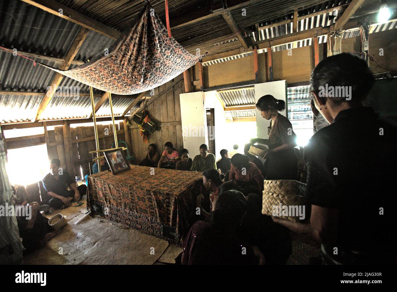 Le donne in lutto durante una sessione di lutto come membro della loro comunità sono scomparse a Kilimbatu, Kawangu, Pandawai, Sumba orientale, Nusa Tenggara orientale, Indonesia. Foto Stock