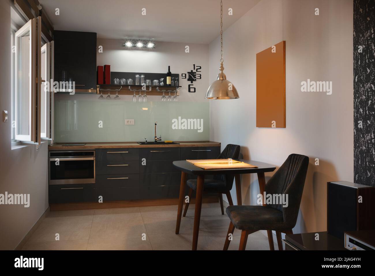 Interno di un appartamento nuovo e moderno, preparato per l'affitto, dettagli di una piccola cucina. Foto Stock