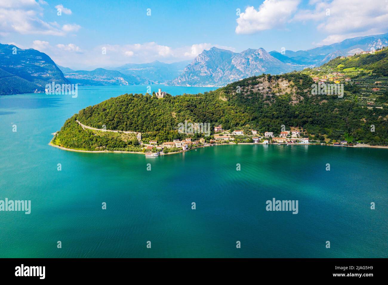 Lago d'Iseo (IT), Peschiera Maraglio, Castello Oldofredi, vista aerea Foto Stock