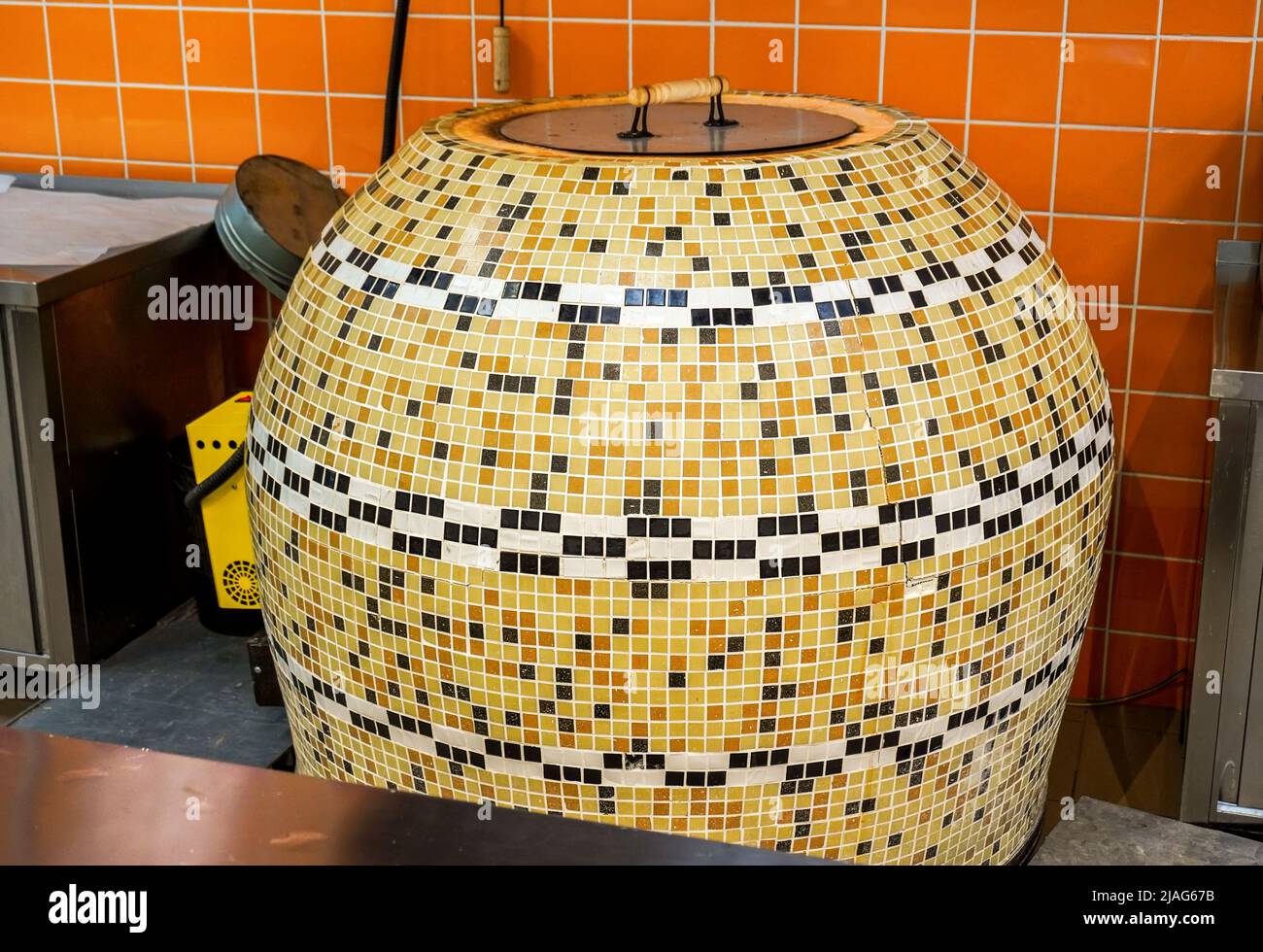 Grande forno tandoor per la preparazione di pane bianco azzimo piatto sotto forma di un sottile focaccia fatto di farina di grano. Il forno è nel negozio Foto Stock