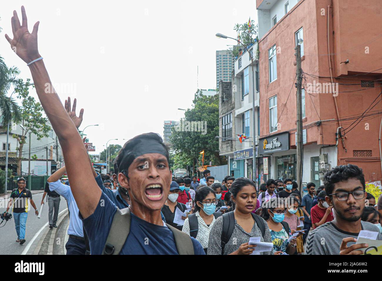 Gli studenti della facoltà di medicina e scienze partecipano a una manifestazione anti-governativa che chiede le dimissioni del presidente dello Sri Lanka Gotabaya Rajapaksa per la crisi economica paralizzante del paese, a Colombo, Sri Lanka, il 29 maggio 2022. (Foto di Saman Abesiriwardana/Pacific Press/Sipa USA) Foto Stock