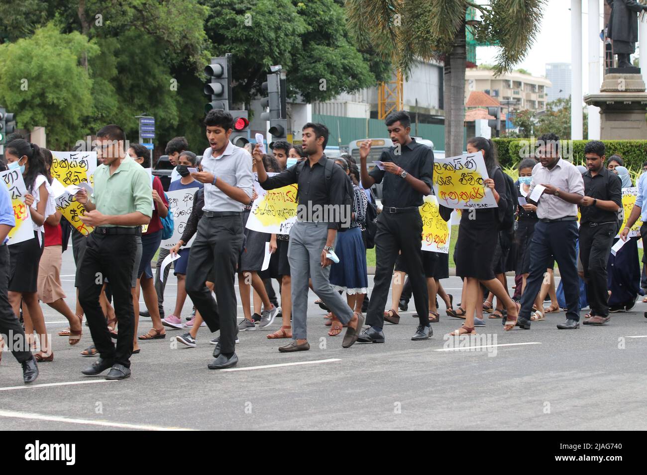 Gli studenti della facoltà di medicina e scienze partecipano a una manifestazione anti-governativa che chiede le dimissioni del presidente dello Sri Lanka Gotabaya Rajapaksa per la crisi economica paralizzante del paese, a Colombo, Sri Lanka, il 29 maggio 2022. (Foto di Saman Abesiriwardana/Pacific Press/Sipa USA) Foto Stock