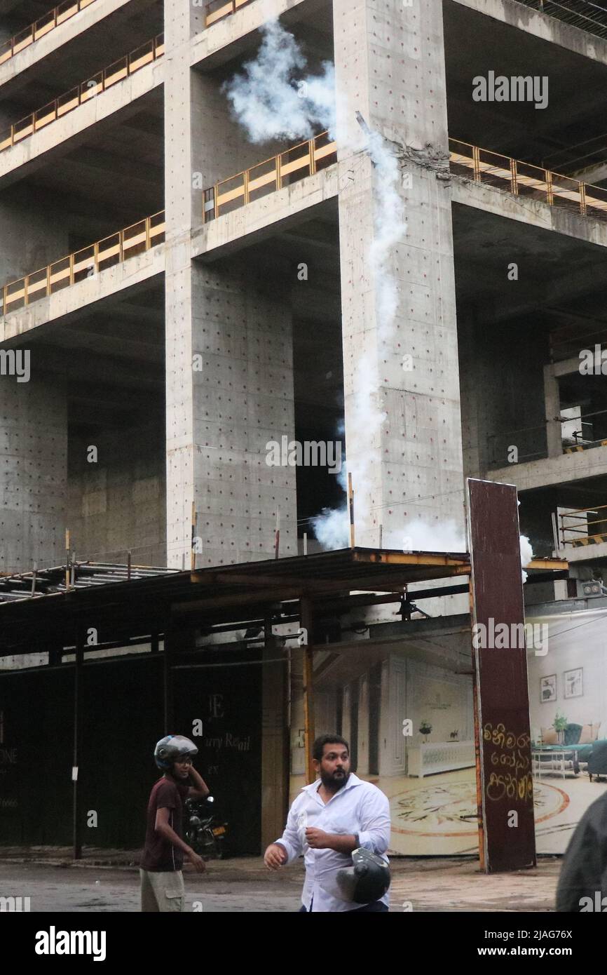 La polizia utilizza gusci di gas lacrimogeni per disperdere gli studenti che partecipano a una protesta anti-governativa che chiede le dimissioni del presidente dello Sri Lanka Gotabaya Rajapaksa per la crisi economica paralizzante del paese, a Colombo, Sri Lanka, il 29 maggio 2022. (Foto di Saman Abesiriwardana/Pacific Press/Sipa USA) Foto Stock