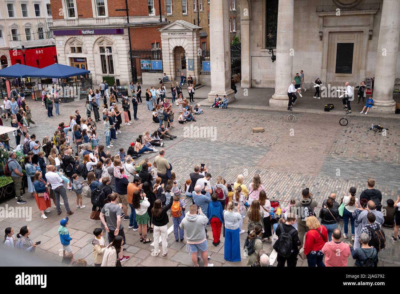 intrattenimento di strada covent garden con la folla guardando londra Foto Stock