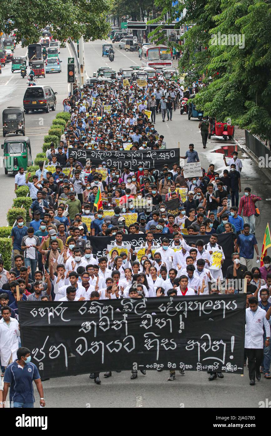 Gli studenti della facoltà di medicina e scienze partecipano a una manifestazione anti-governativa che chiede le dimissioni del presidente dello Sri Lanka Gotabaya Rajapaksa per la crisi economica paralizzante del paese, a Colombo, Sri Lanka, il 29 maggio 2022. (Foto di Saman Abesiriwardana/Pacific Press/Sipa USA) Foto Stock