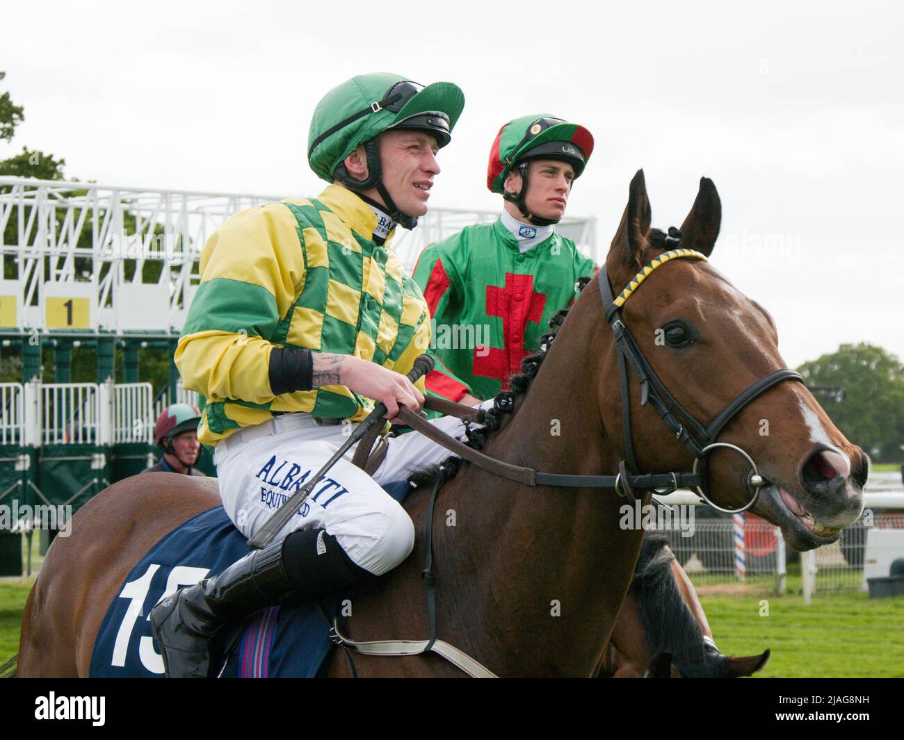 I jockeys Cam Hardie e George Rooke alle corse di York. Foto Stock