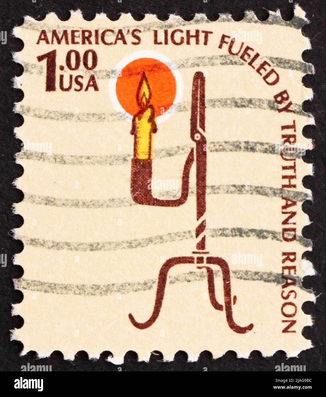 STATI UNITI D'AMERICA - CIRCA 1975: Un francobollo stampato negli Stati Uniti mostra Rush Lamp e Candle Holder, circa 1975 Foto Stock