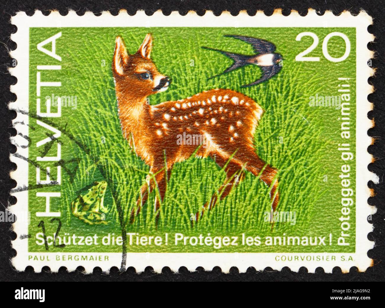 SVIZZERA - CIRCA 1976: Un francobollo stampato in Svizzera mostra Fawn, Frog and Swallow, Wildlife Protection, circa 1976 Foto Stock