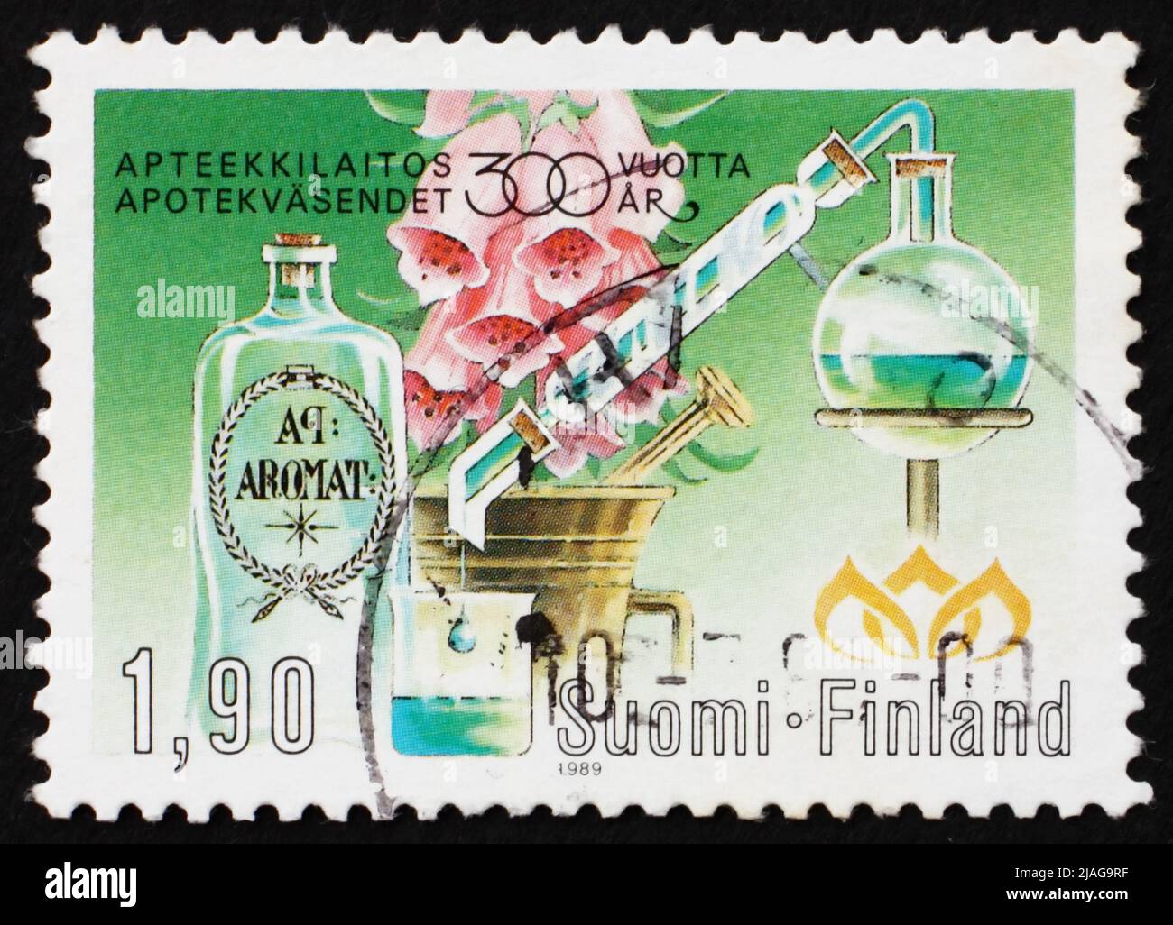 FINLANDIA - CIRCA 1989: Un timbro stampato in Finlandia mostra Foxglove, distillatori, mortaio e fiasca, 300th anni di farmacie finlandesi, Foto Stock