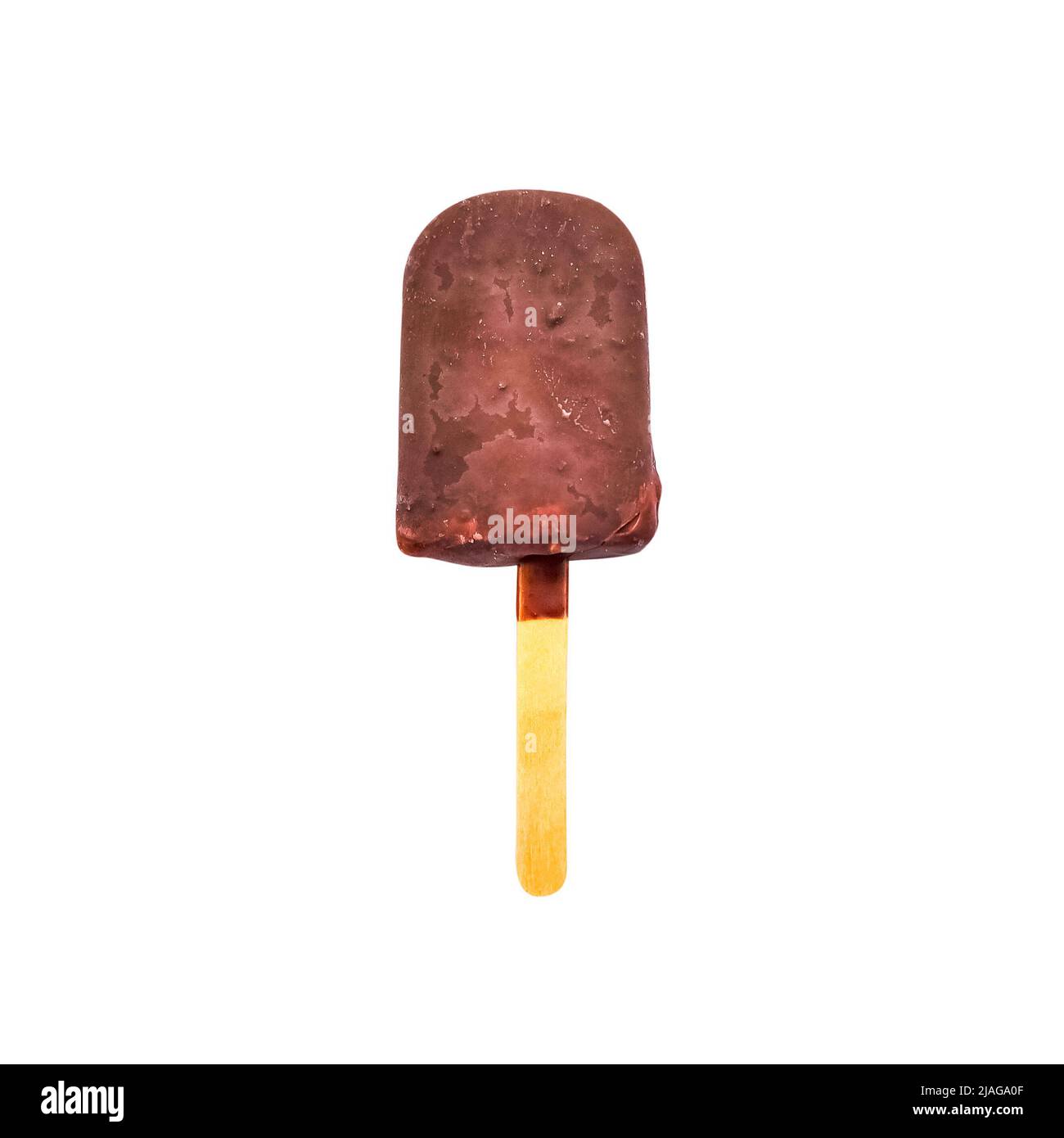 Gelato al cioccolato su bastone di legno. Gustoso pop cicle isolato su sfondo bianco. Foto Stock