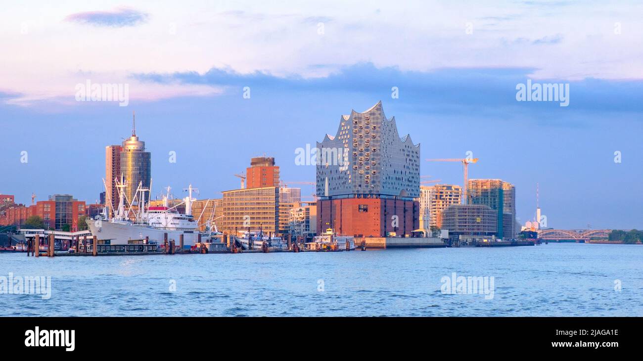 Skyline di Amburgo con la sala concerti Elbphilharmonie, Germania Foto Stock