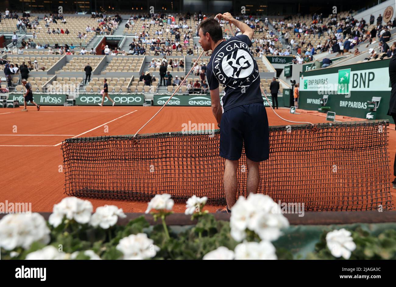 Parigi, Francia. 30th maggio 2022. I lavoratori tendono al campo centrale di prparation per la seguente partita durante la partita del French Tennis Open al Roland Garros vicino Parigi, Francia, lunedì 30 maggio 2022. Foto di Maya Vidon-White/UPI Credit: UPI/Alamy Live News Foto Stock