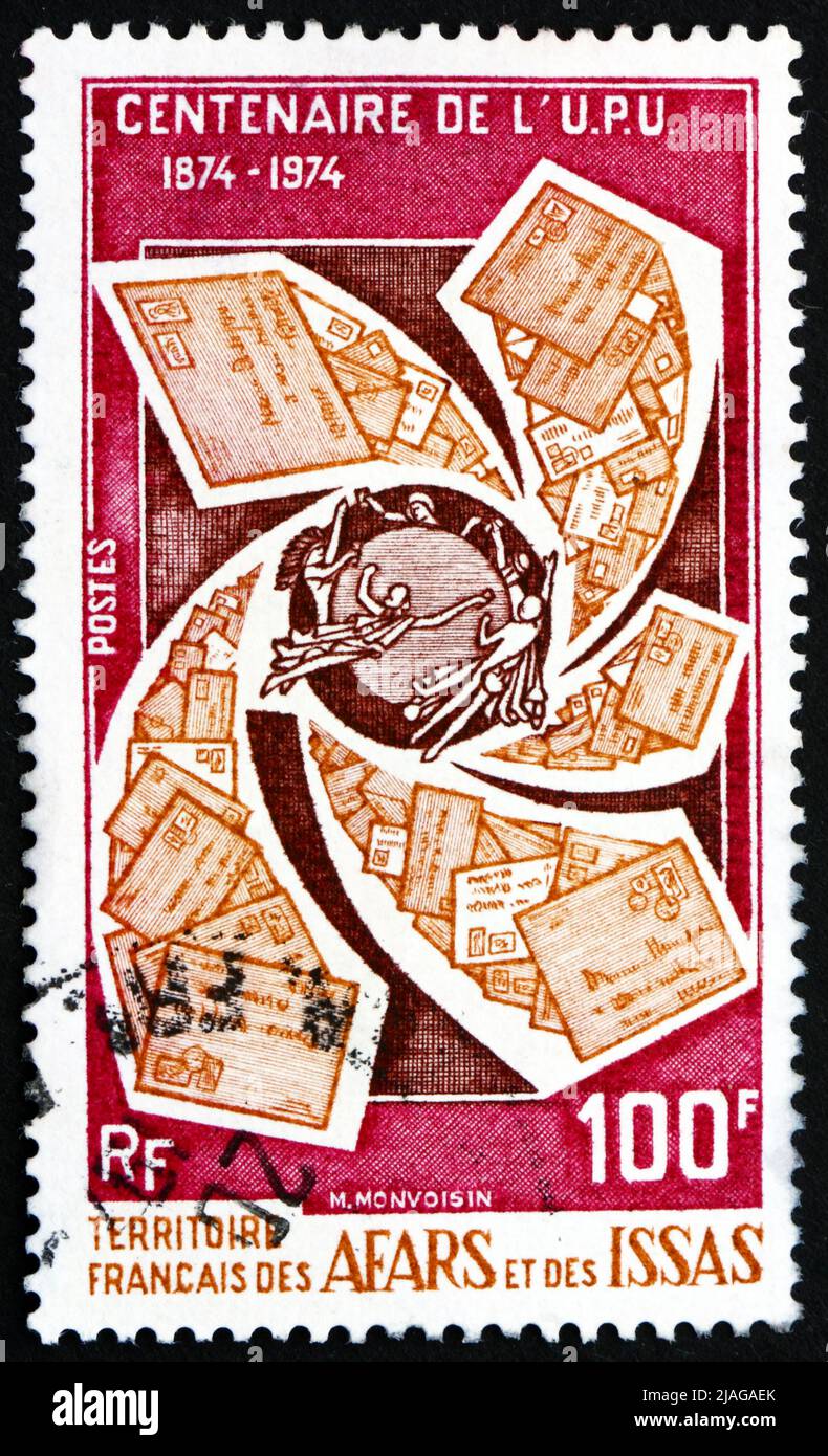AFARS AND ISSAS - CIRCA 1974: Un francobollo stampato in Afars and Issas mostra lettere intorno a UPU Emblem, Centenario dell'Unione postale universale, circa 1974 Foto Stock