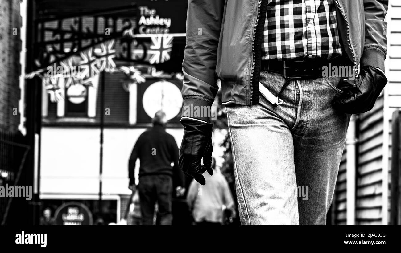 Epsom Surrey, Londra UK, maggio 28 2022, piccolo gruppo di persone che cammina lungo High Street Foto Stock