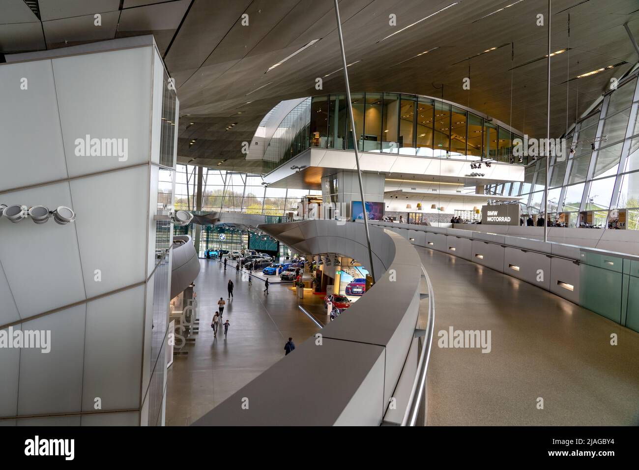 Monaco, Germania - 04.08.2022: Showroom BMW World Munich con automobili e architettura moderna Foto Stock
