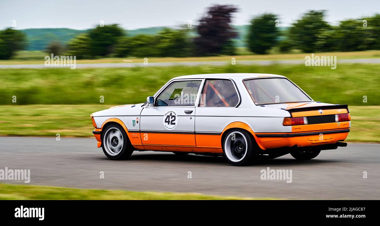 BMW sportiva auto in una gara di automobili classiche, previsto movimento sfocato, a Hildesheim, Germania 21 maggio 2022. Foto Stock