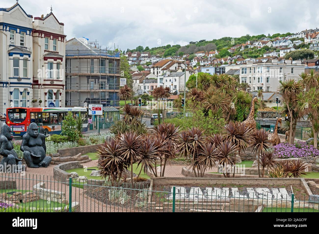 Dawlish, Inghilterra - 12 maggio 2022: La parte centrale della stazione balneare del South Devon intorno all'area di Dawlish Lawn e Strand Foto Stock