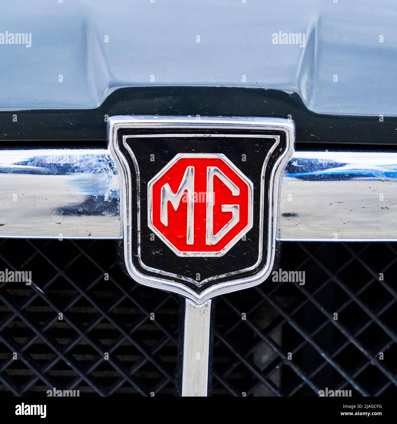 SIMBOLO MG e logo del marchio britannico sulla calandra di un'automobile classica a Hildesheim, Germania, 21 maggio 2022 Foto Stock