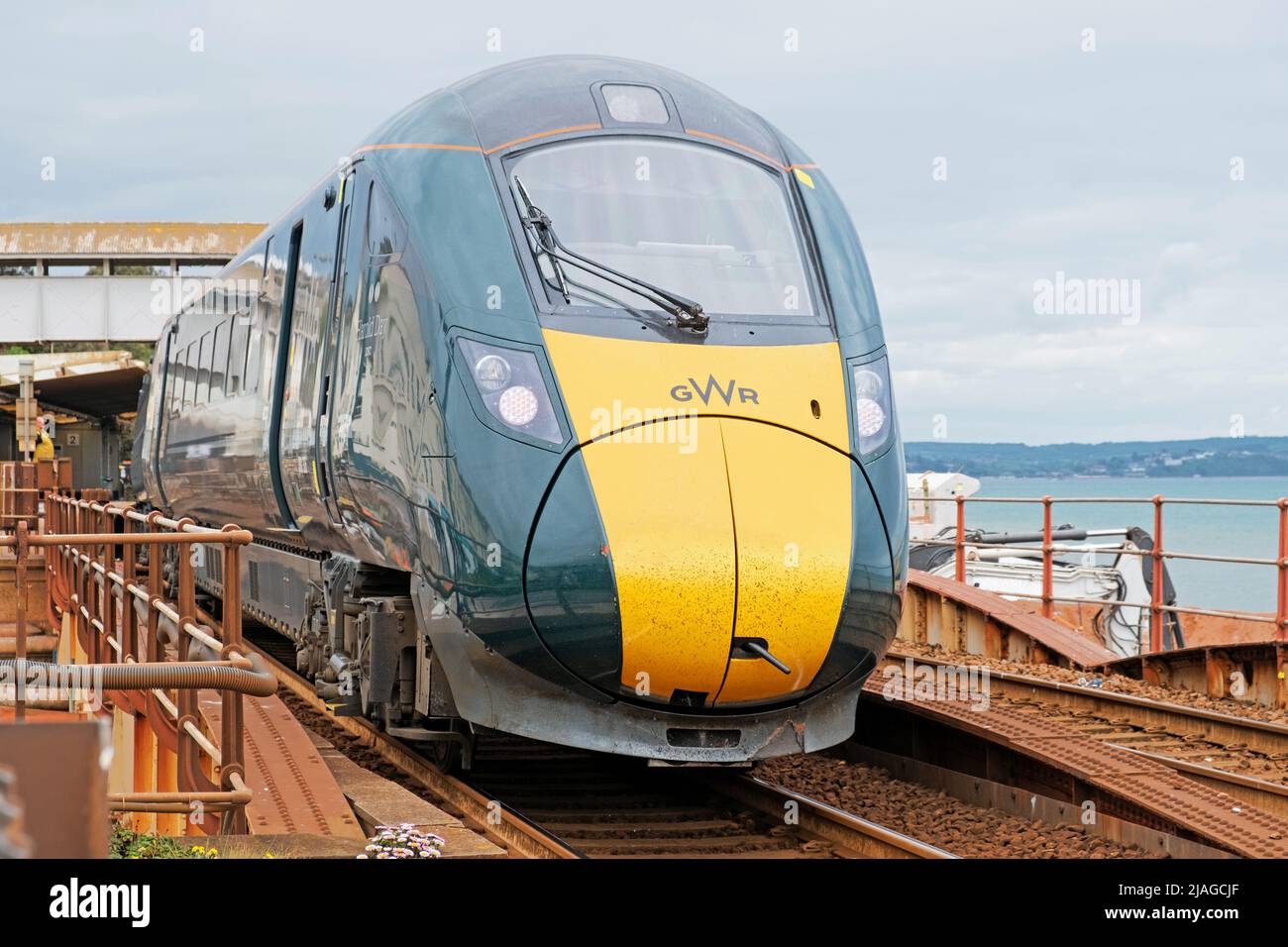 Un treno passeggeri interurbano della Great Western Railway che lascia la stazione della città Foto Stock