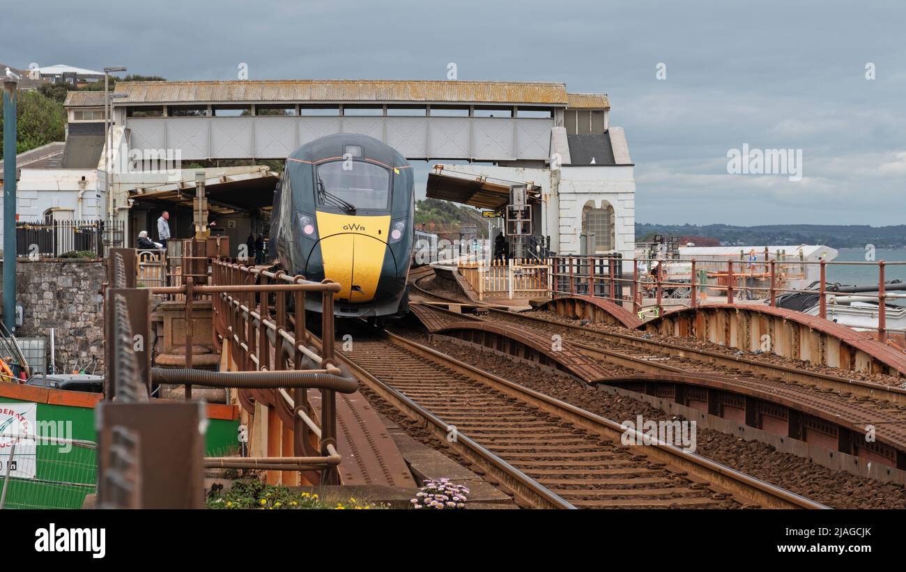 Dawlish, Inghilterra - 12 maggio 2022: Un treno passeggeri interurbano della Great Western Railway che sta per partire dalla stazione della città Foto Stock