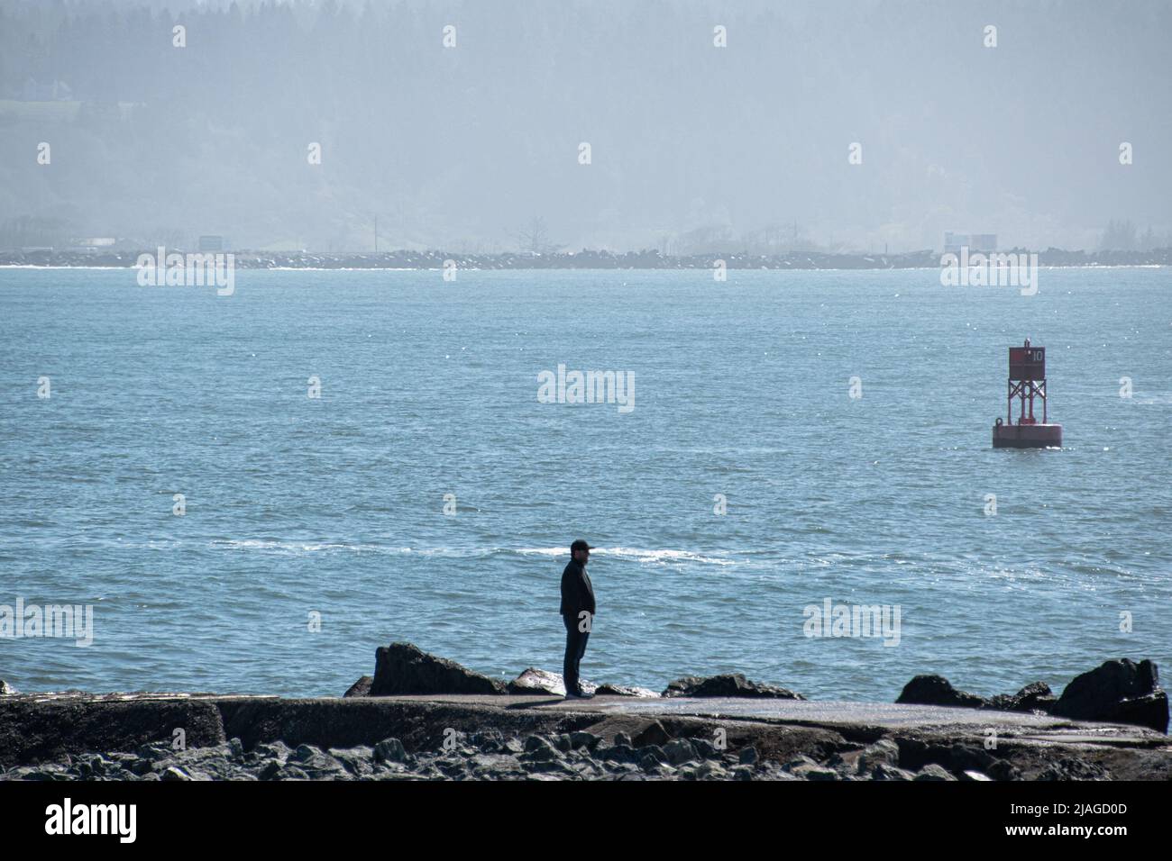 Un uomo che guarda sulle onde del Pacifico ad Arcata, CA, Foto Stock