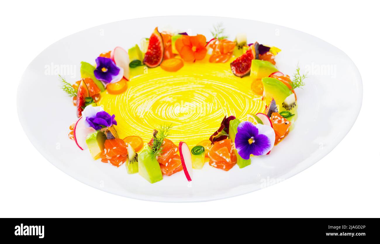 Tartare di salmone gustoso con anello di verdure fresche e fiori al piatto Foto Stock