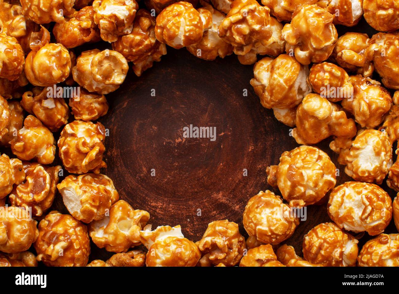 Fiocchi di popcorn dolci caramellati, struttura per alimenti senza glutine con spazio copia Foto Stock