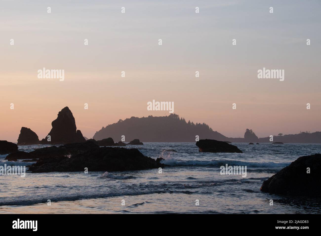 Graziosi blu pastello e si inks lungo le coste rocciose dell'Oceano Pacifico. Foto Stock