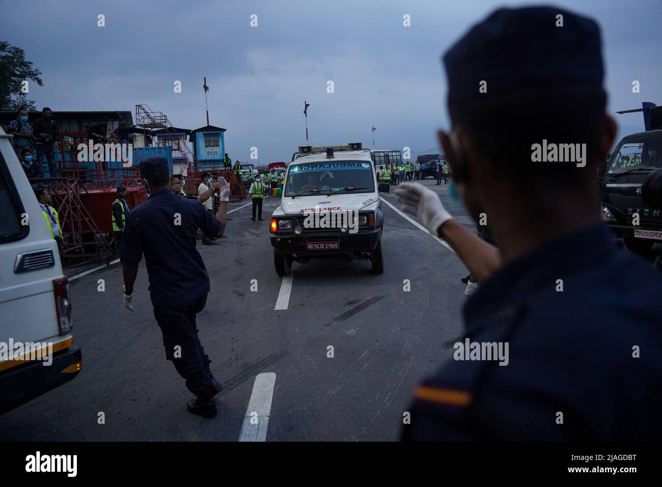 Kathmandu, NE, Nepal. 30th maggio 2022. Il personale di sicurezza del Nepal porta a Kathmandu, il 30 maggio 2022, i corpi delle vittime di un incidente aereo. Un velivolo a due lontre che trasportava 22 persone si era schiantato a Mustang del Nepal occidentale il 29 maggio, uccidendo tutti a bordo. (Credit Image: © Aryan Dhimal/ZUMA Press Wire) Foto Stock