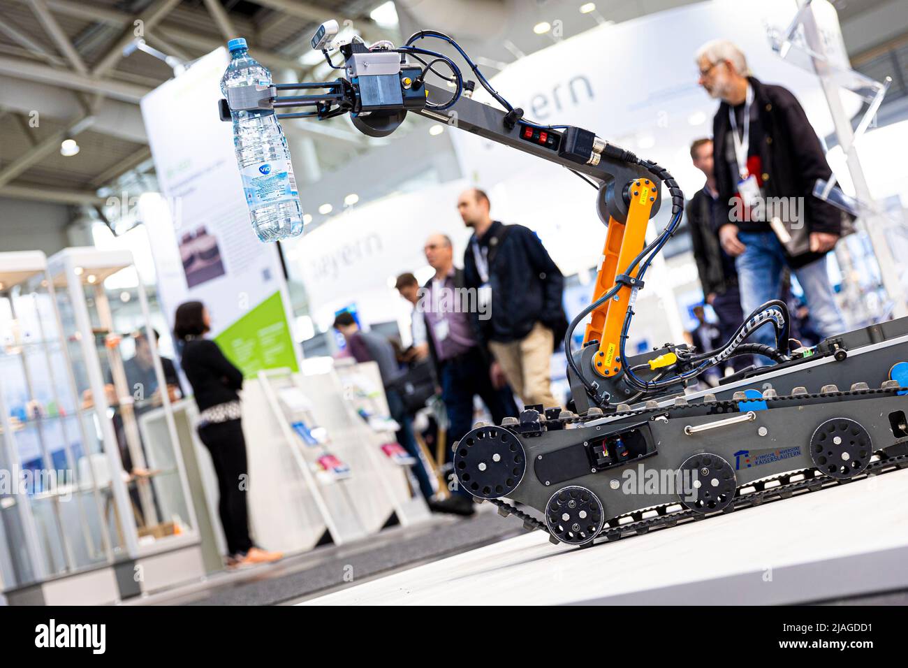 Hannover, Germania. 30th maggio 2022. Il braccio di presa di un veicolo fuoristrada automatizzato contiene una bottiglia d'acqua presso uno stand dell'Università tecnica di Kaiserslautern alla Fiera di Hannover 2022. La più grande fiera industriale del mondo si sta esibendo più tardi del solito quest'anno e in un formato abbreviato. Tra le altre cose, si tratta di protezione del clima e digitalizzazione in varie tecnologie di produzione, logistica e mobilità. Credit: Moritz Frankenberg/dpa/Alamy Live News Foto Stock