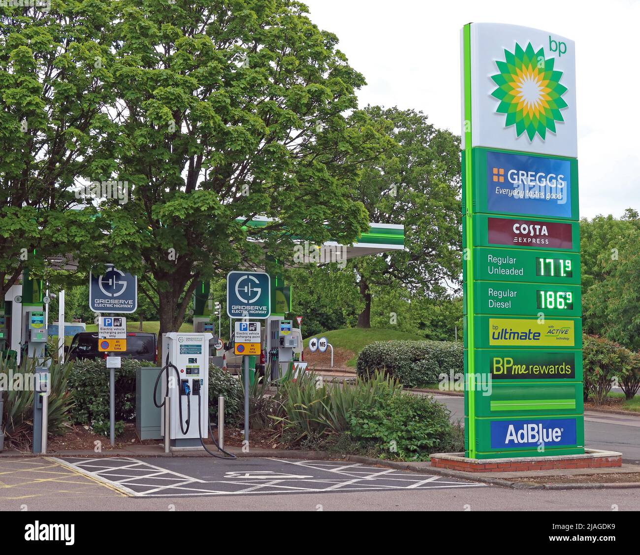 Frankley Services M5 direzione nord, stazione di servizio BP, prezzi della benzina, diesel, con Greggs, AdBlue, accanto alla ricarica Gridserve Electric Highway Foto Stock